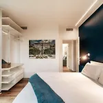 Just In Front - By Myhomeincomo Apartman