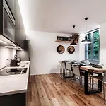 Just In Front - By Myhomeincomo 切尔诺比奥