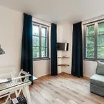 Just In Front - By Myhomeincomo Apartman *