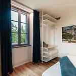 Just In Front - By Myhomeincomo Apartman *